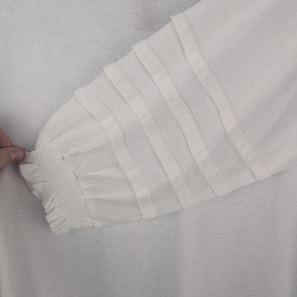 #2 Coco + Carmen Size L/XL White V-Neck Blouse NWT - Picture 3 of 11